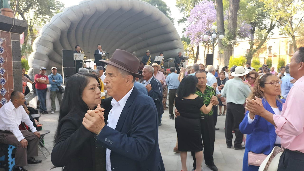 Maestros jubilados y turistas disfrutan del viernes de danzón en la capital