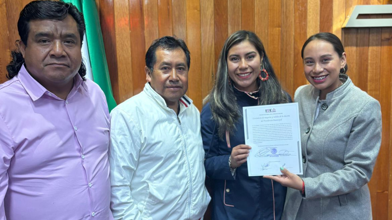 Recibe Aline Lazo Caballero la constancia que la acredita como Presidenta electa de Ixtenco