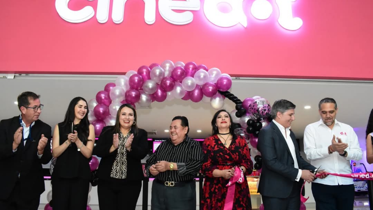 Blanca Angulo y Noé Peñaloza inauguran Cinedot en Chiautempan
