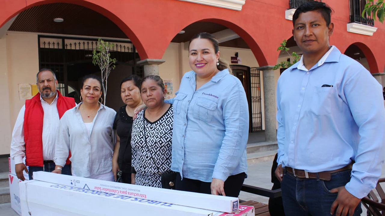 Blanca Angulo entrega calentadores solares a más de 90 familias chiautempenses