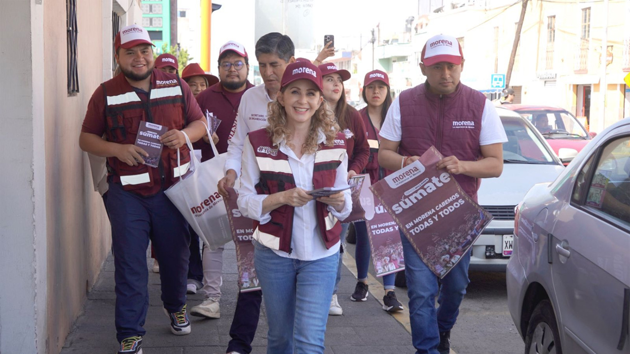 Encabeza brigadeo en Tlaxco lideresa de Morena, Marcela González