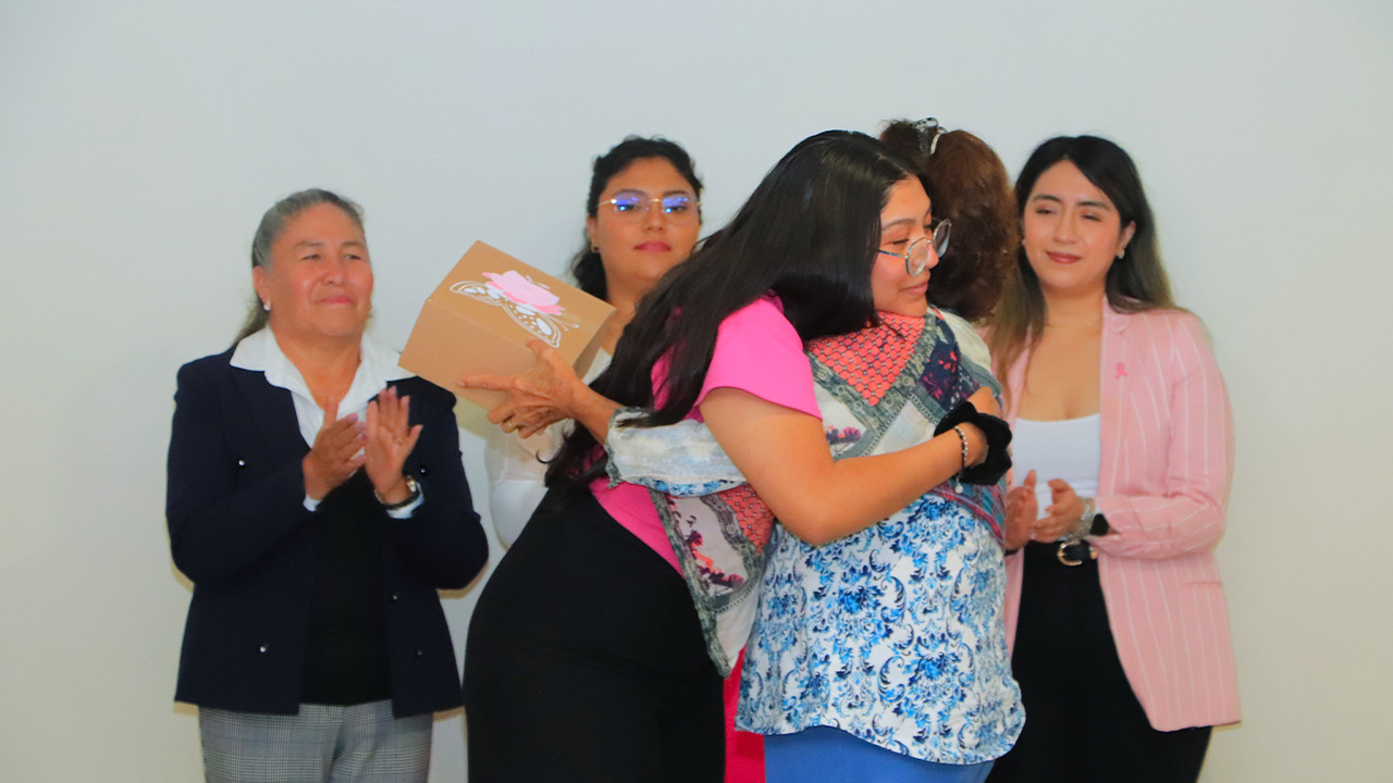 Estudiantes de la UATx donan innovadores diseños para mujeres que han afrontado una mastectomía