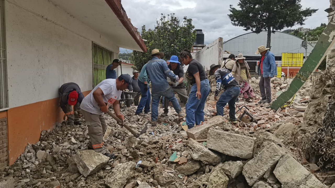 Ciudadanía y autoridades de Totolac trabajan unidas en labores de limpieza tras siniestro en La Trinidad Chimalpa