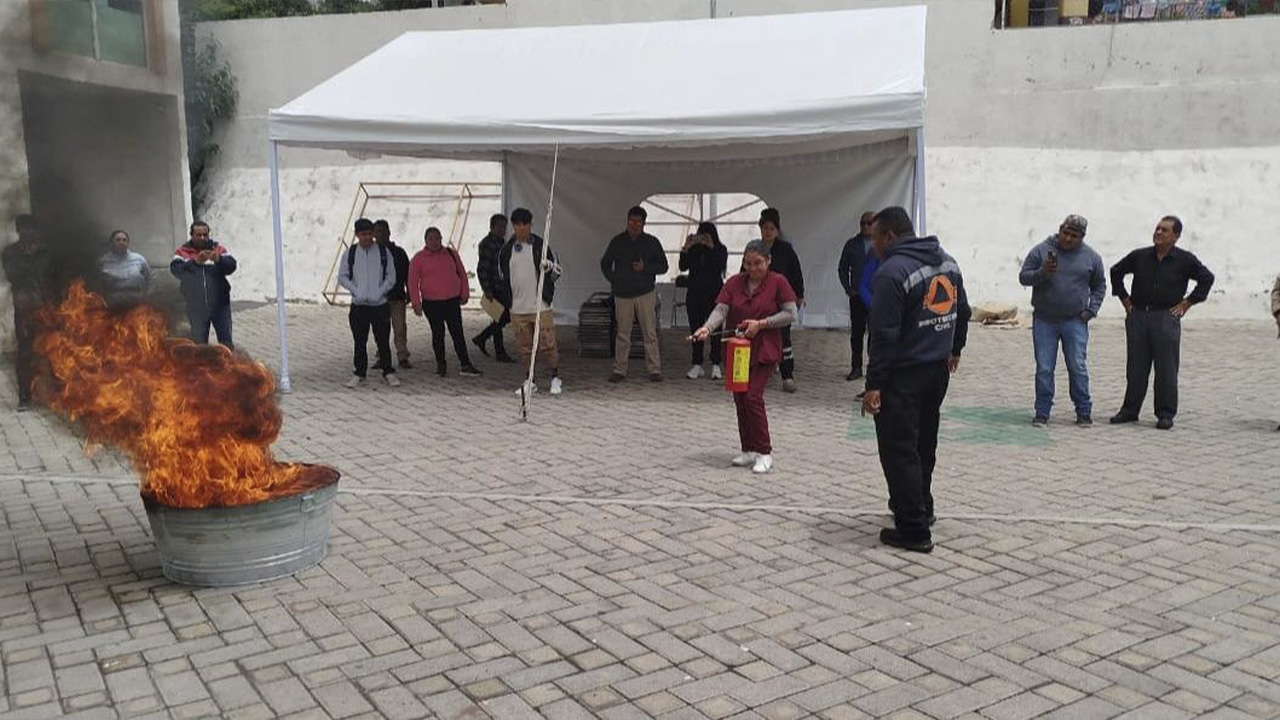 Protección Civil de Totolac capacita a locatarios en uso y manejo de extintores