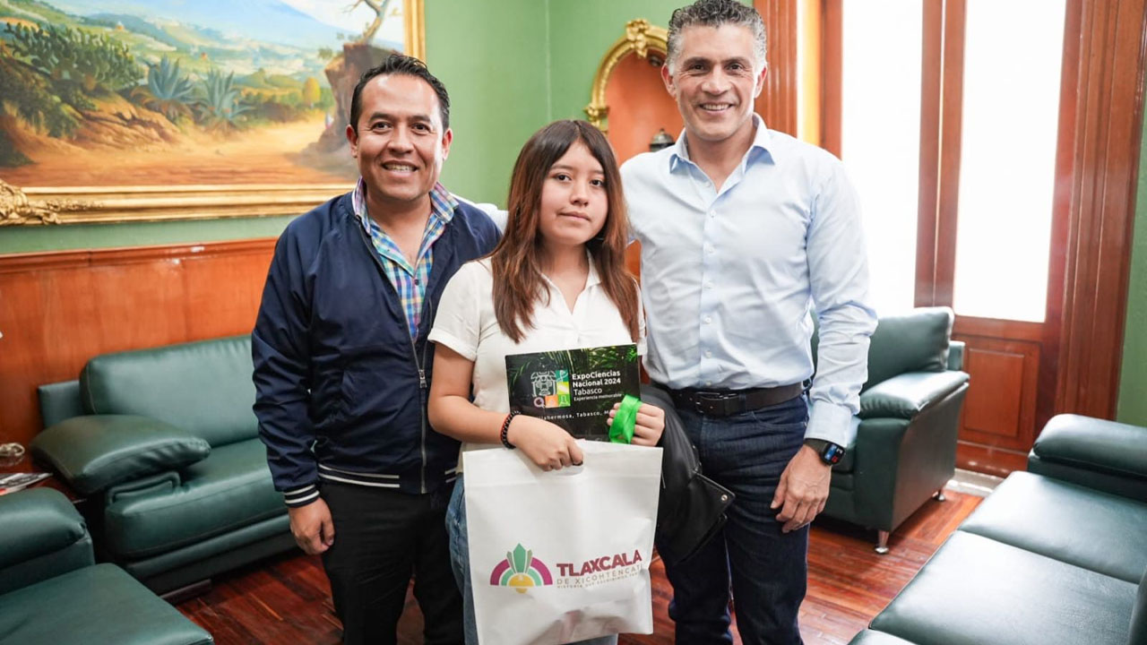 Alcalde Alfonso Sánchez García reconoce a estudiante que viajará a Londres con propuesta ecológica
