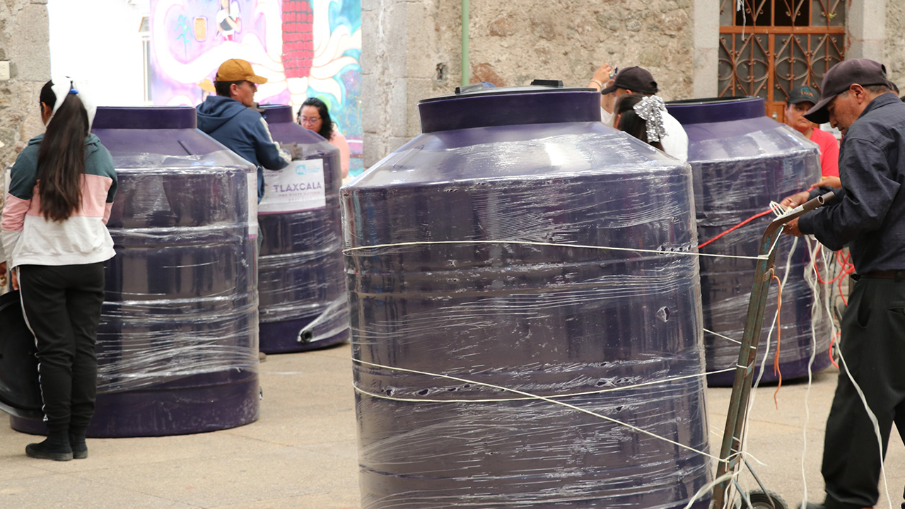 Gobierno Municipal de Ixtenco entrega 77 tinacos en coordinación con la Secretaría de Bienestar Estatal