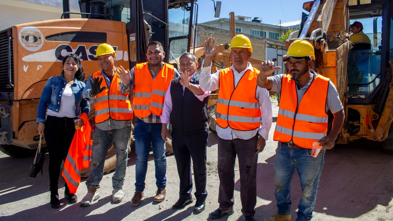 Gobierno de Apizaco realiza pavimentación con asfalto en calle Sauces,  Santa Anita Huiloac