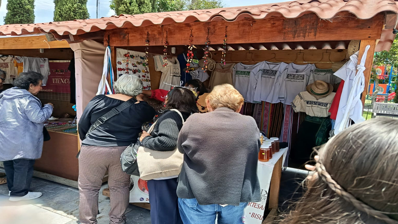Turistas de Mérida, Yucatán, recorren Ixtenco y conocen su historia, gastronomía y artesanía