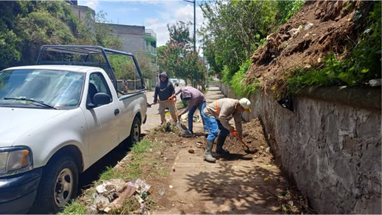Retira Gobierno de Totolac banco de tierra en San Miguel Tlamahuco tras deslave