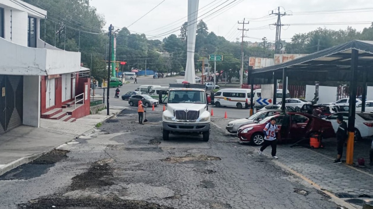 Gobierno municipal de Tlaxcala atiende vialidades en la loma Xicohténcatl con labores de bacheo