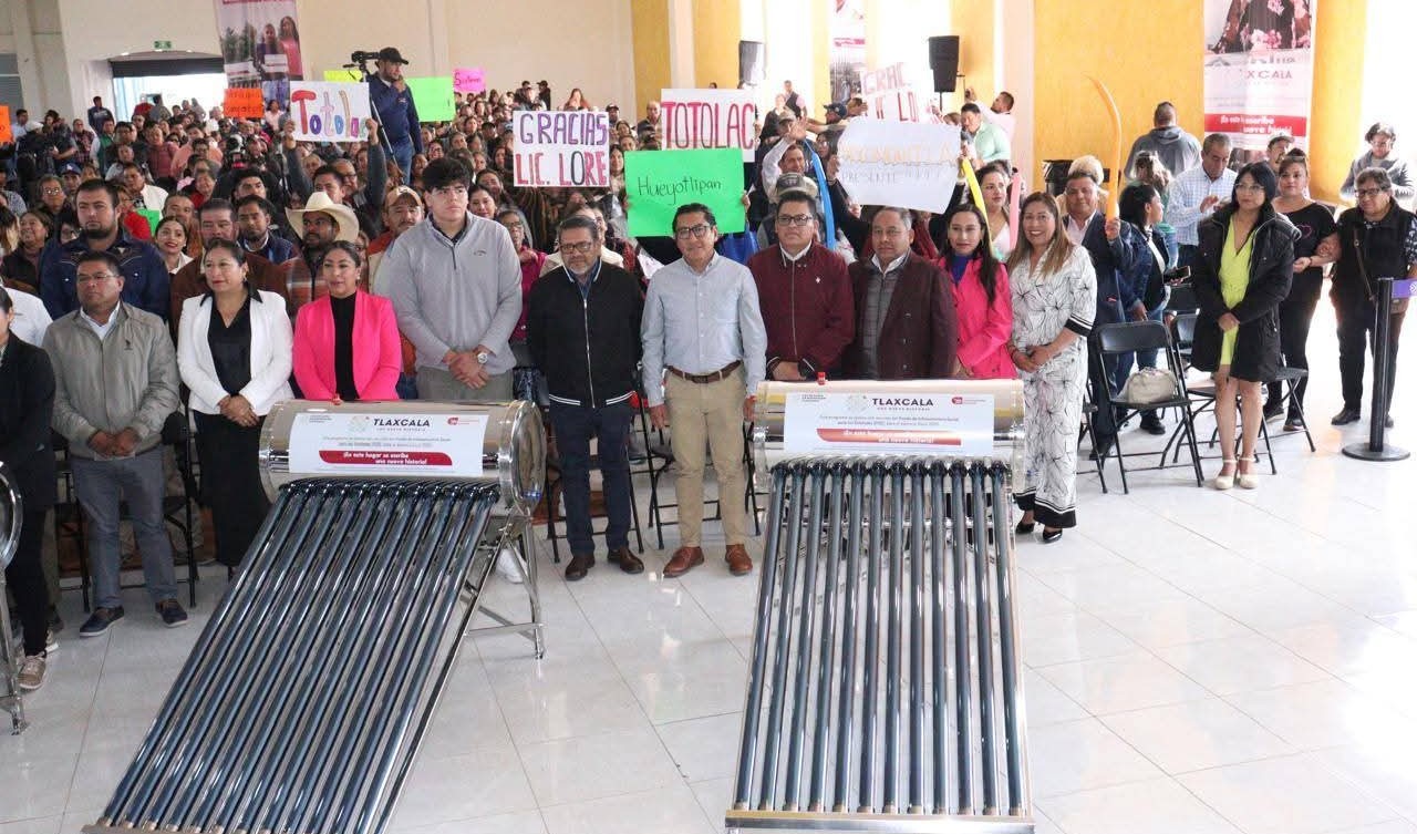 Gobierno del estado entrega calentadores solares a familias de totolac