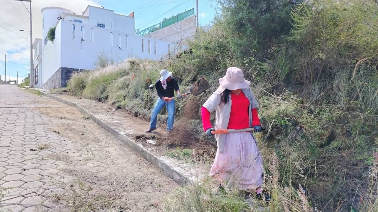 Brigada de servicios públicos realiza operativo de limpieza en la candelaria teotlalpan