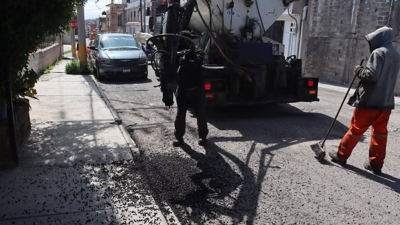 Dirección de Obras Públicas refuerza trabajos de bacheo municipal en Totolac