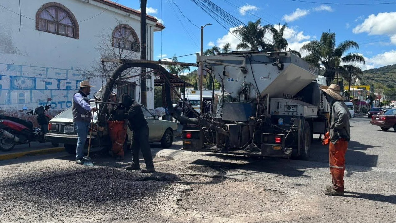 Continúan los trabajos de bacheo municipal en la Cerrada