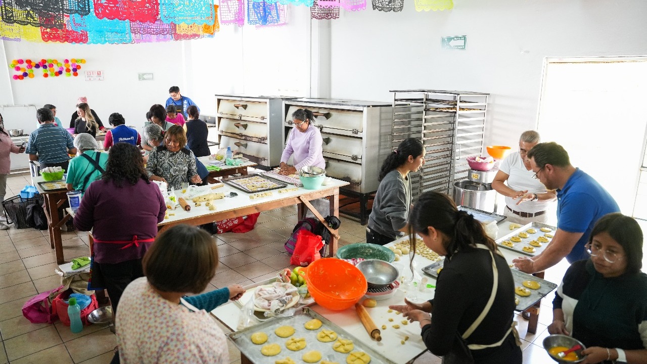 Familias de la capital aprenden y disfrutan del curso de pan de muerto del SMDIF Tlaxcala