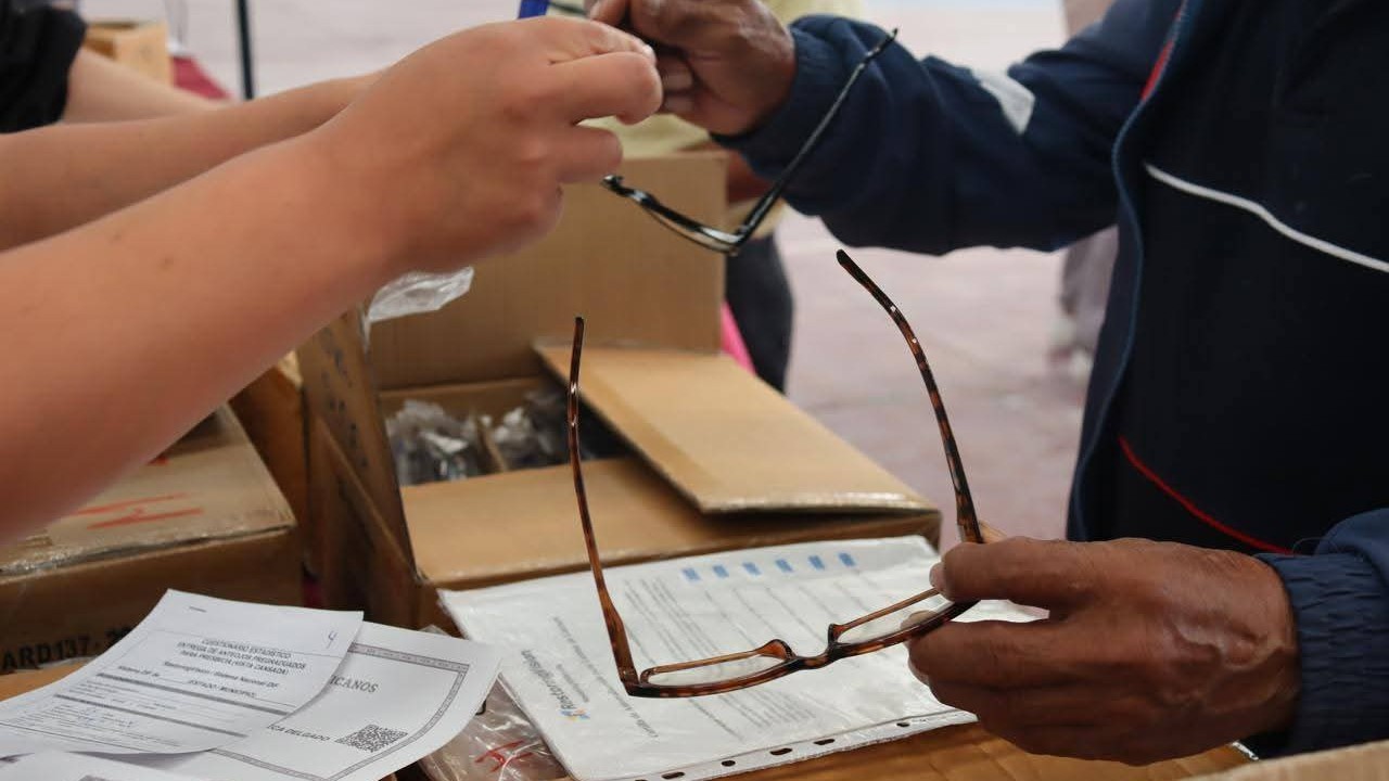 SEDIF Tlaxcala y smdif totolac entregan más de 300 lentes de apoyo visual a personas del municipio y la entidad