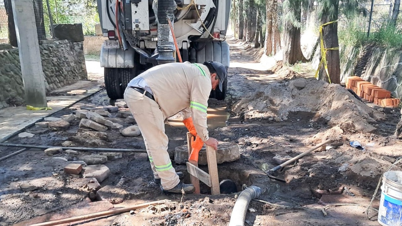 Realiza la CAPAM labores de desazolve en sistema de drenaje de calle Carvajal en Acuitlapilco