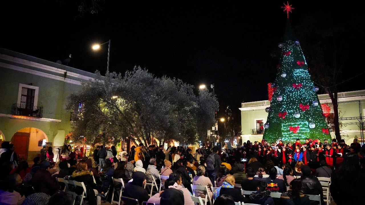 Alfonso Sánchez García enciende el árbol navideño y llama a promover ambientes de paz y convivencia en Tlaxcala