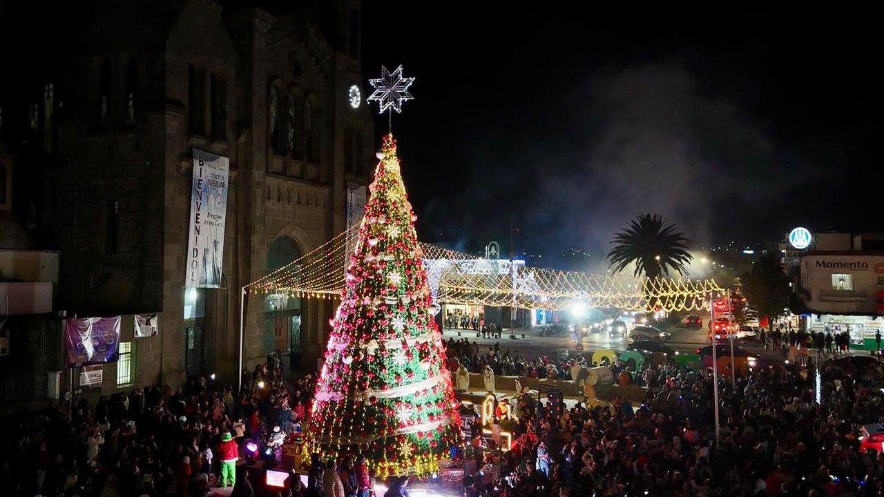 Javier Rivera Bonilla encendió la navidad en Apizaco con un espectáculo sin precedentes