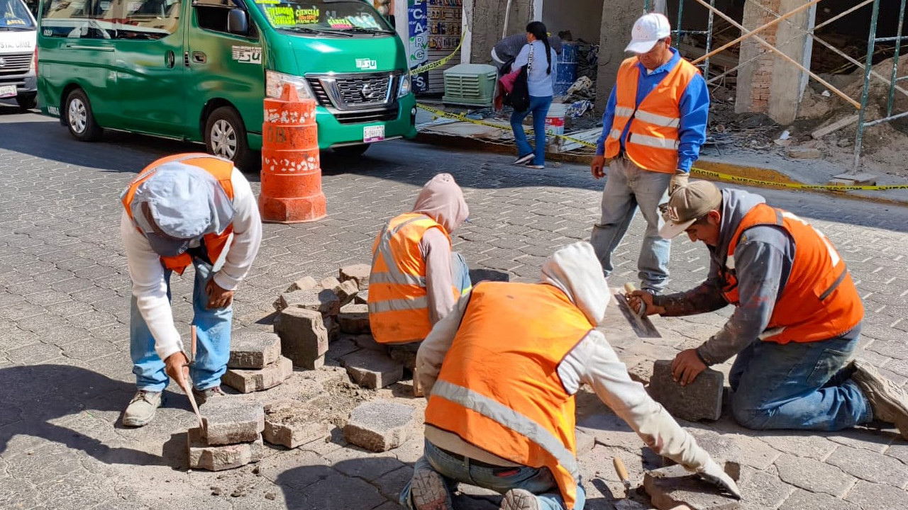 Con trabajos de renivelación y mejora urbana, cierra el gobierno de Alfonso Sánchez García en 2025 y fortalece el bienestar en la capital.