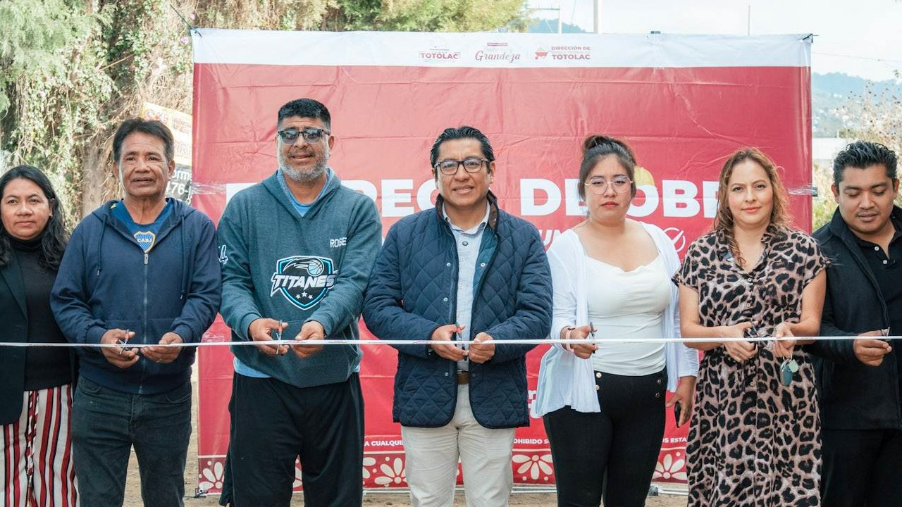 Banquetas y guarniciones nuevas para la calle Ramón Cano - Totolac