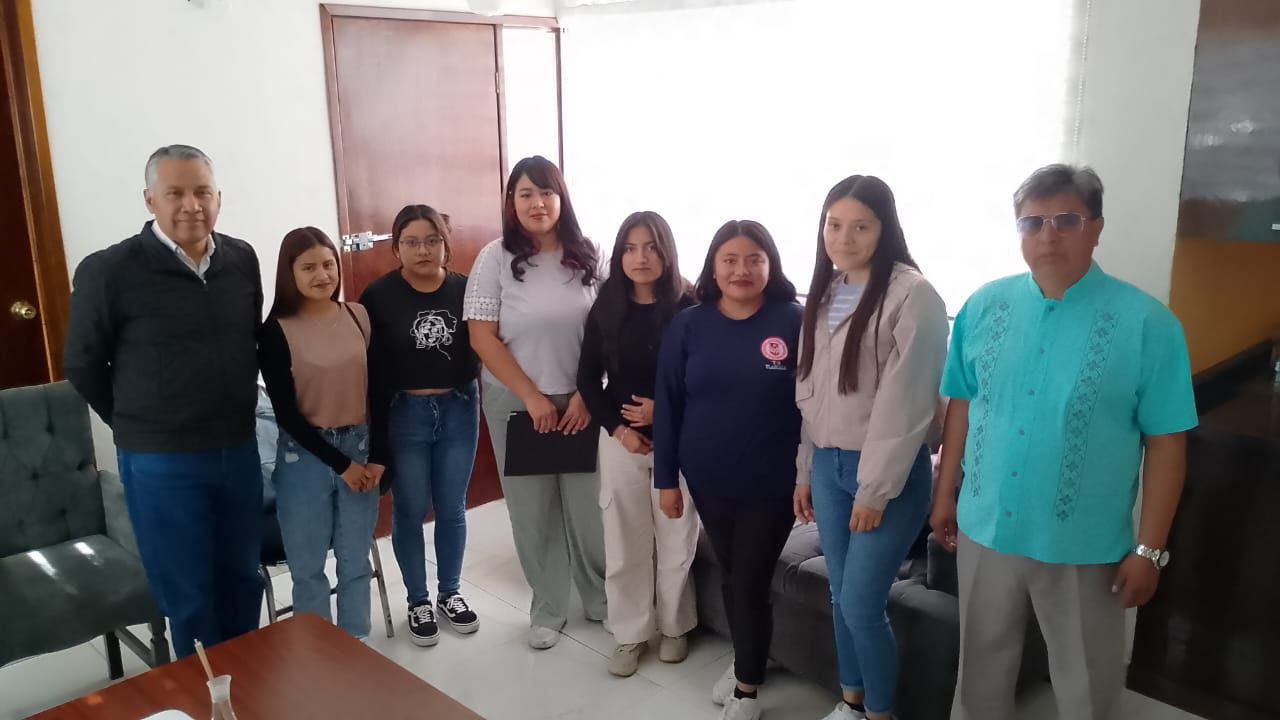 Cronista Municipal brinda información histórica a estudiantes de la Universidad Autónoma de Tlaxcala