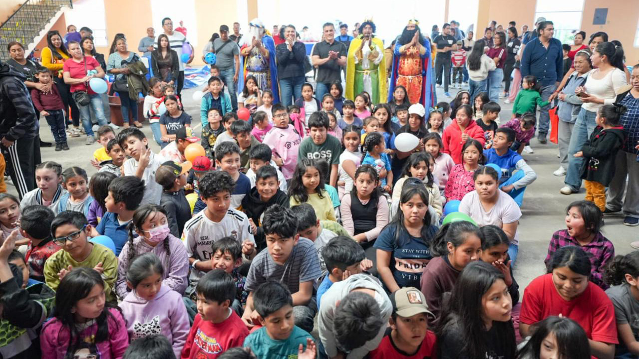 Alcalde Alfonso Sánchez García acerca la magia del día de reyes a niñas y niños de La Joya y San Isidro, Tlaxcala