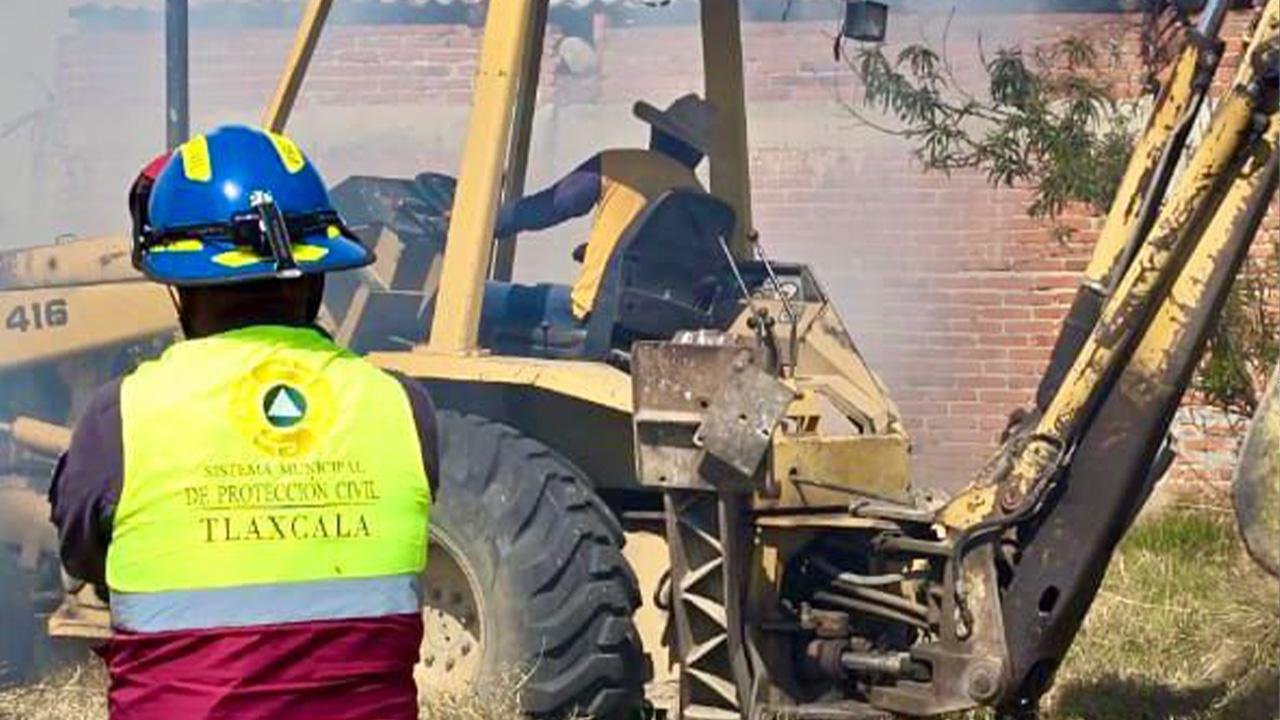 Unen esfuerzos protección civil y policía municipal de Tlaxcala con el estado y bomberos para proteger a la población de incendio en pastizal