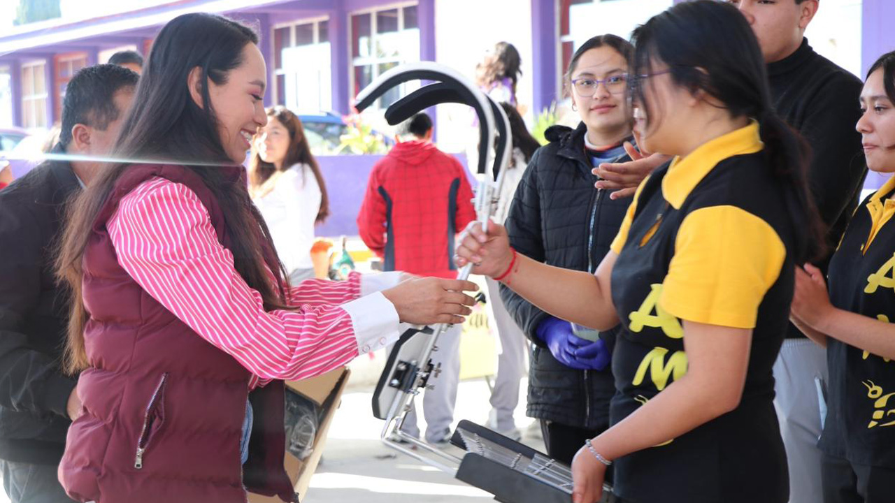 Gobierno de Ixtenco fortalece la formación artística del COBAT Plantel 20 con la entrega de dos xilófonos a la Marching Band “Abejas”