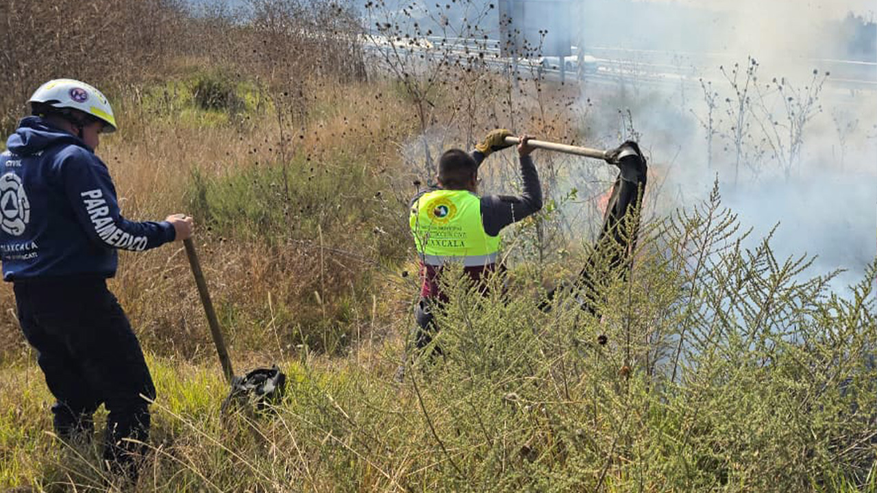Protección civil municipal de Tlaxcala controla incendio de pastizales en Acuitlapilco