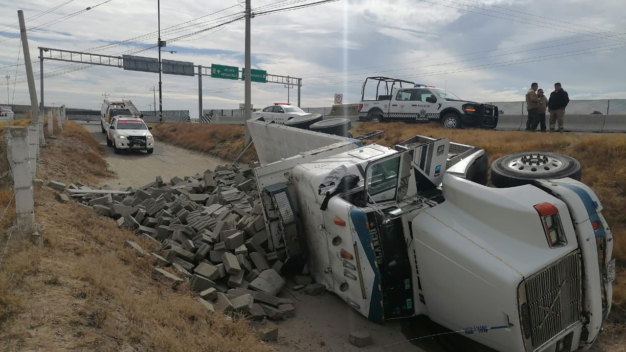 Atiende Dirección de Seguridad Pública volcadura de tractocamión en Huamantla