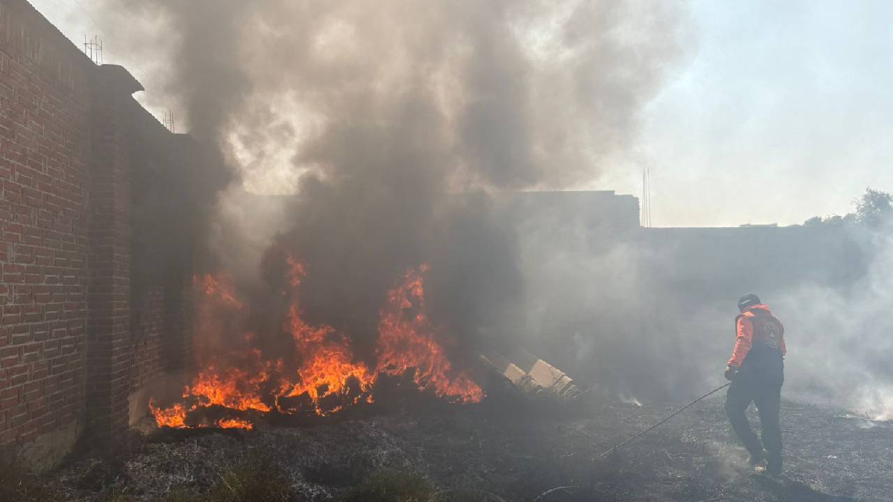 Policía Municipal y Protección Civil sofocan incendio en casa habitación en Zacatelco