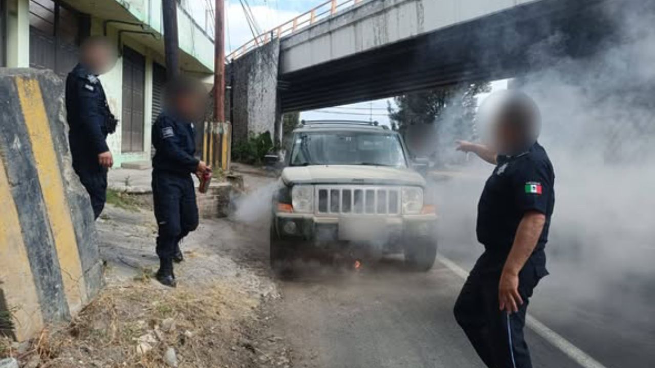 Policía municipal de Totolac rescata a mujer y menor tras incendio de vehículo