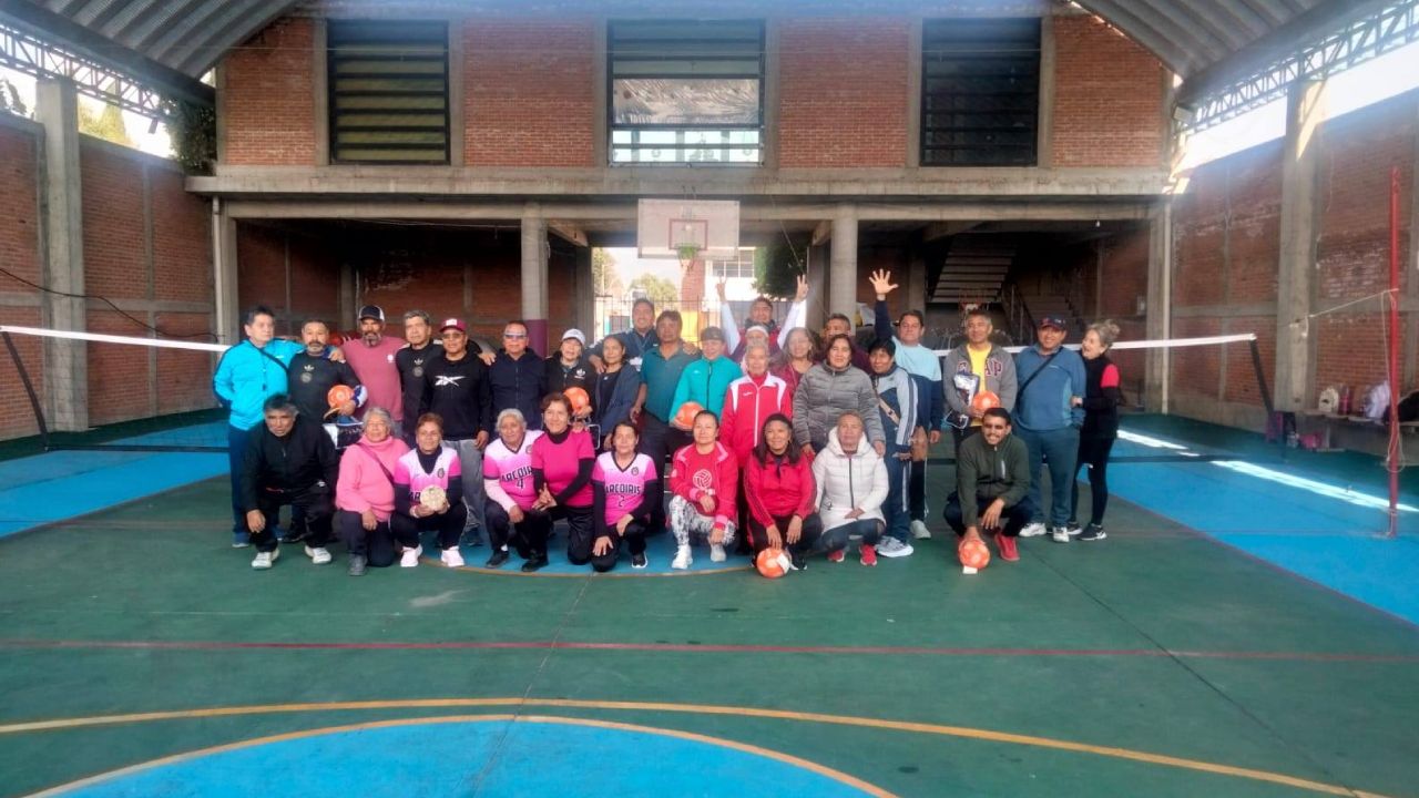 Entrega Benjamín Atonal cancha rehabilitada en Zaragoza, Totolac