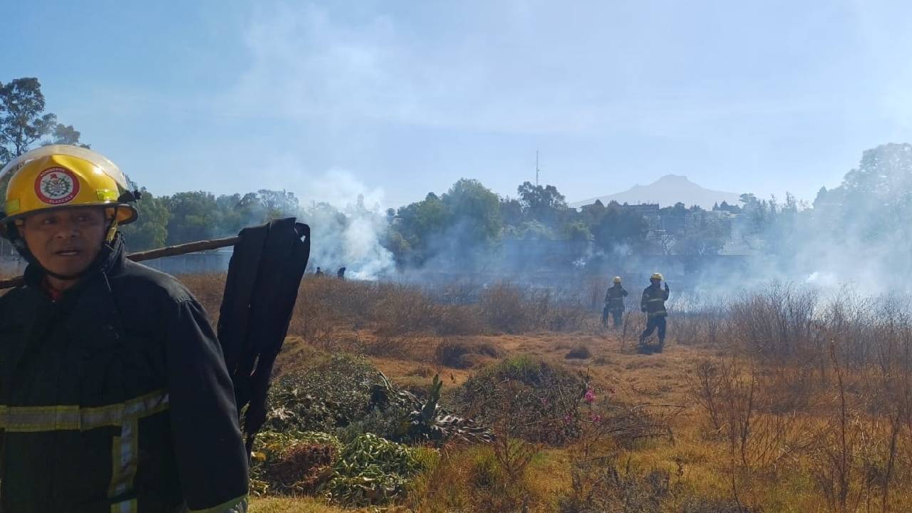 Policía Municipal de Tlaxcala atiende oportunamente incendio de pastizal y evita riesgos en Tizatlán