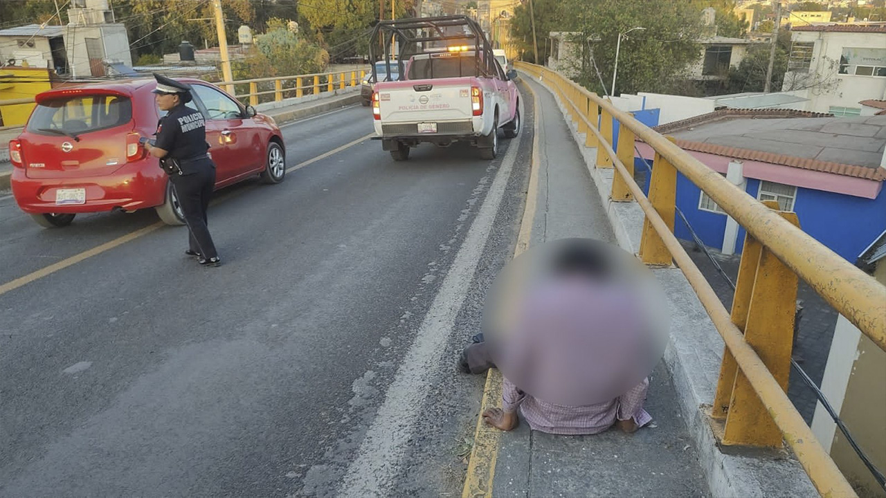 Totolac brindan apoyo a adulto tras percance en el puente de Zaragoza