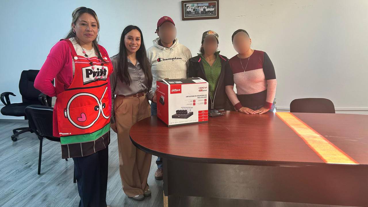 Gobierno de Ixtenco entrega equipo de videovigilancia a la Escuela Primaria Bilingüe Bimi Manandi Yu'mu