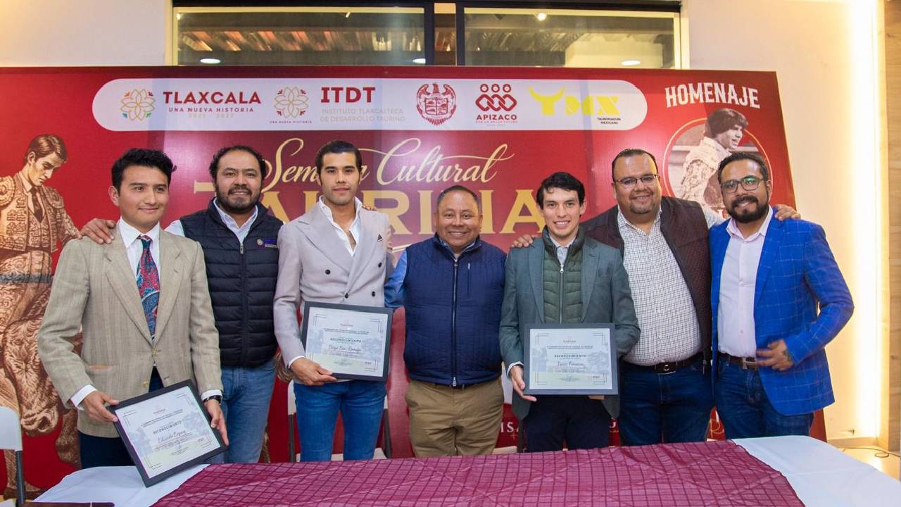 Apizaco fortalece su tradición taurina con rueda de prensa y firma de autógrafos de Isaac Fonseca y Diego San Román
