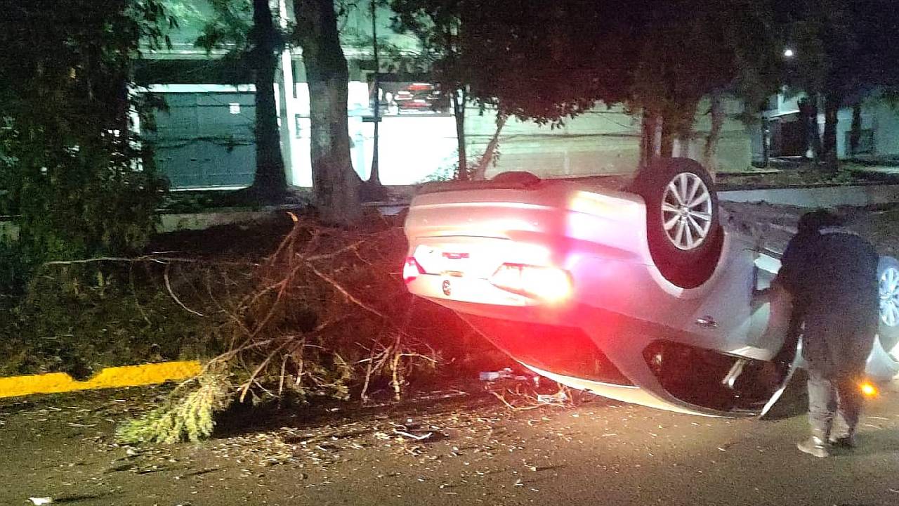 Policía de la capital atendió volcadura en el bulevar del Maestro y resguardó la zona para evitar riesgos a conductores y peatones
