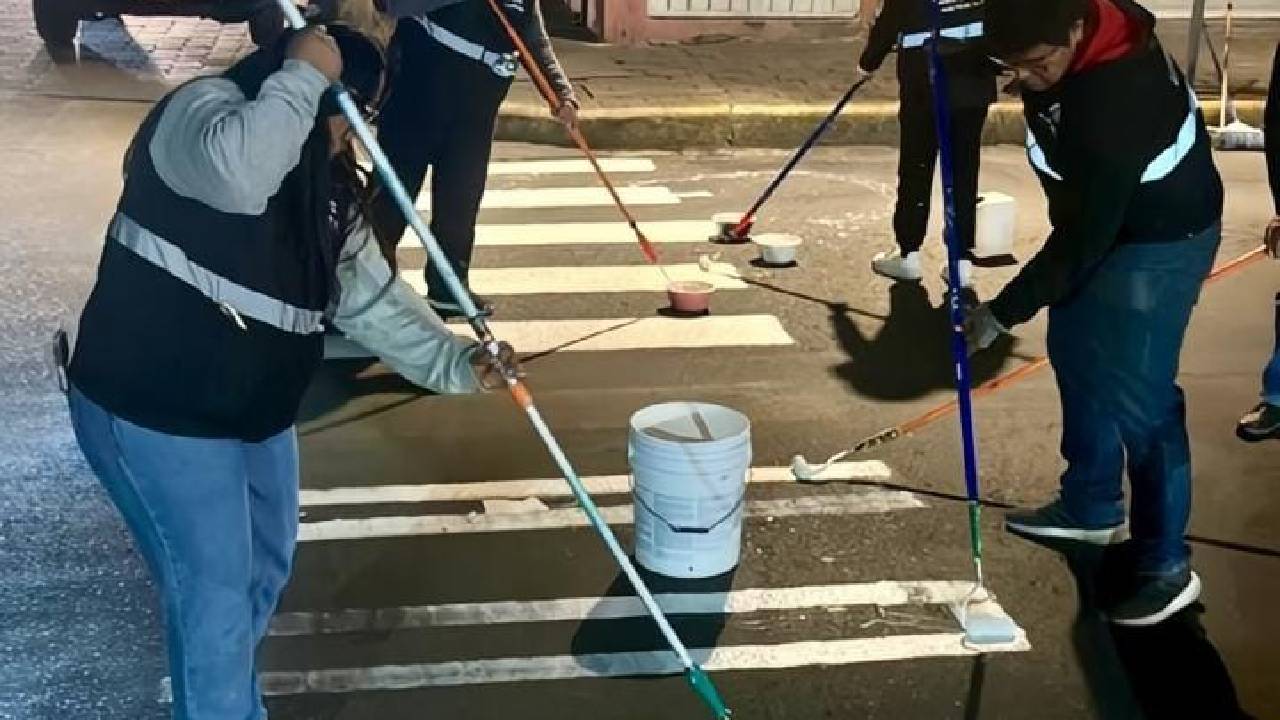 Cuadrillas municipales de Tlaxcala realizan labores nocturnas para mejorar la imagen urbana en la capital