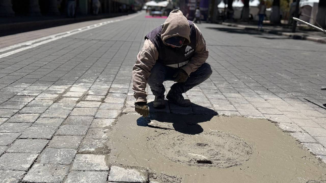 Gobierno municipal de Tlaxcala atiende mantenimiento de registros en el primer cuadro de la ciudad