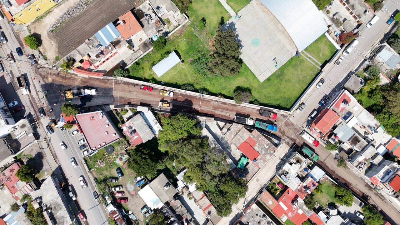 Benjamín Atonal Conde impulsa reencarpetamiento de un kilómetro en los Reyes Quiahuixtlán