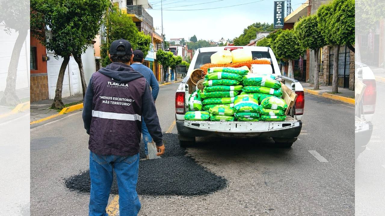 Dirección de obras del ayuntamiento de Tlaxcala realiza acciones de bacheo en Tizatlán
