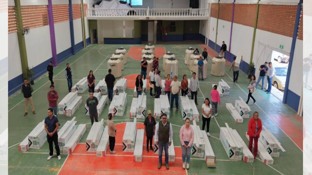José Miguel Acatzi Luna encabeza entrega de tinacos y calentadores solares en Zacatelco