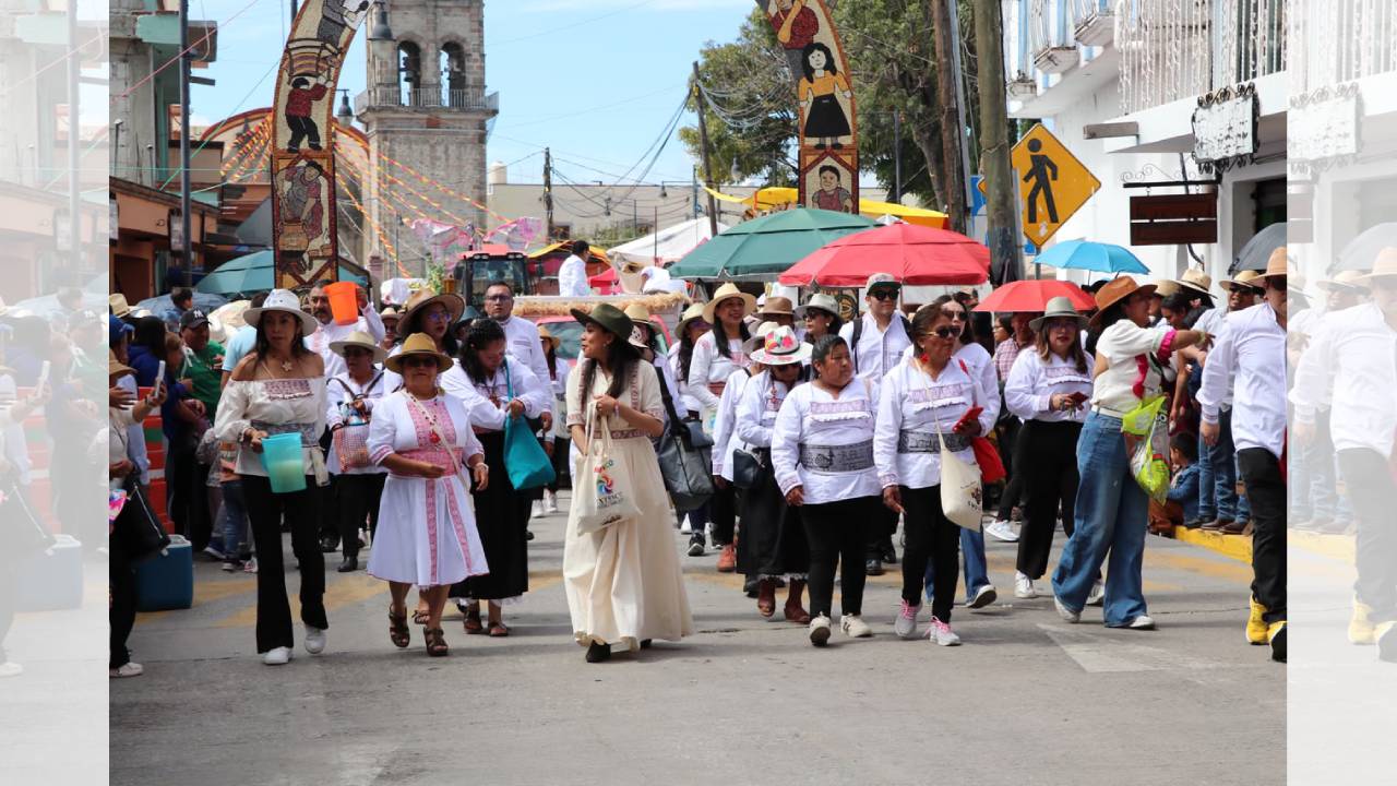 Ixtenco se desborda de alegría y color en su tradicional desfile de feria