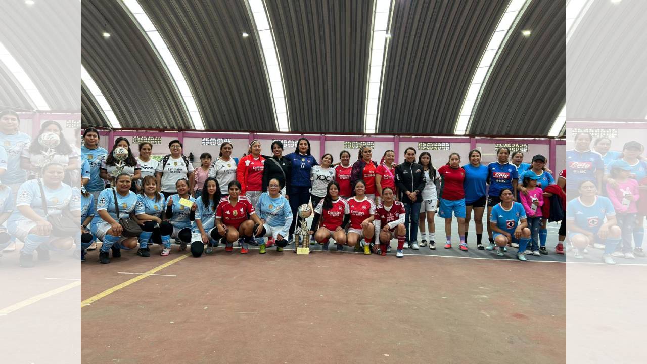 Aline Lazo premia a las campeonas del Cuadrangular Femenil ZÄNÄ