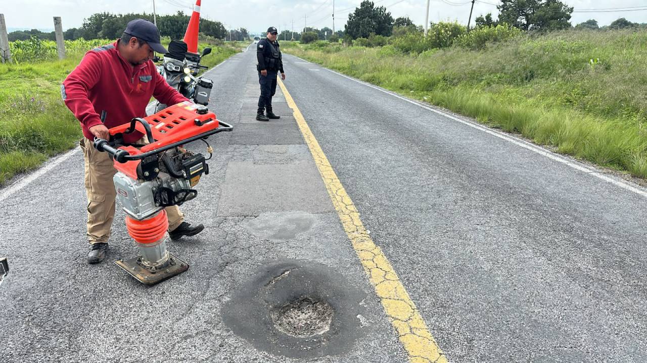 Intensifica gobierno de Ixtenco labores de bacheo para prevenir accidentes
