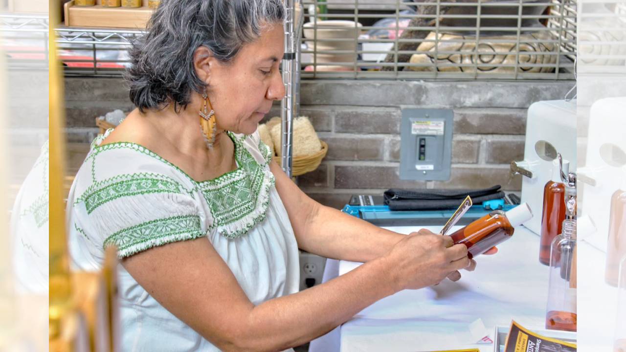 El talento de creadores tiene un espacio para crecer en el mercado de artesanos del municipio de Tlaxcala