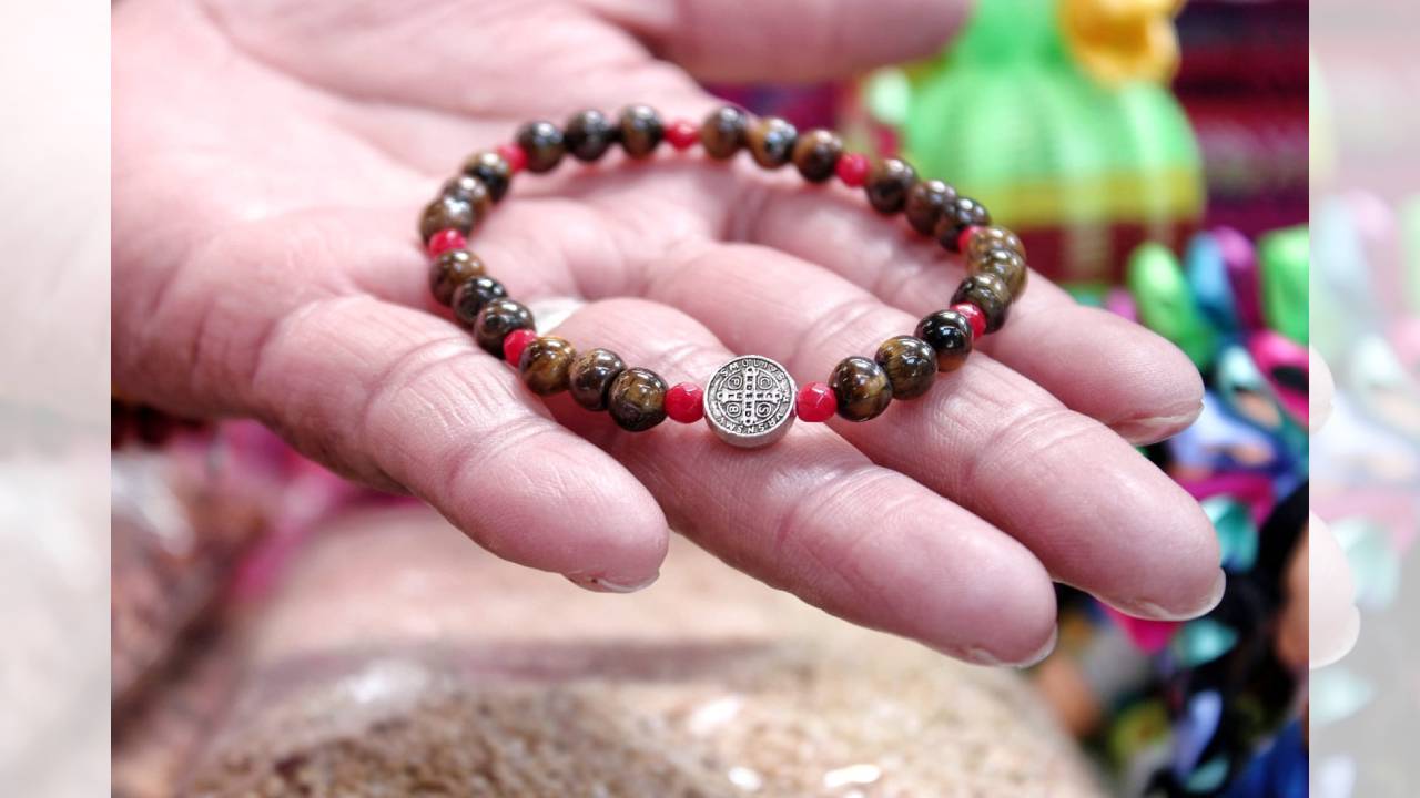 Mercado de artesanos proyecta la creatividad de Olga, creadora de joyería elaborada a base de piedras naturales