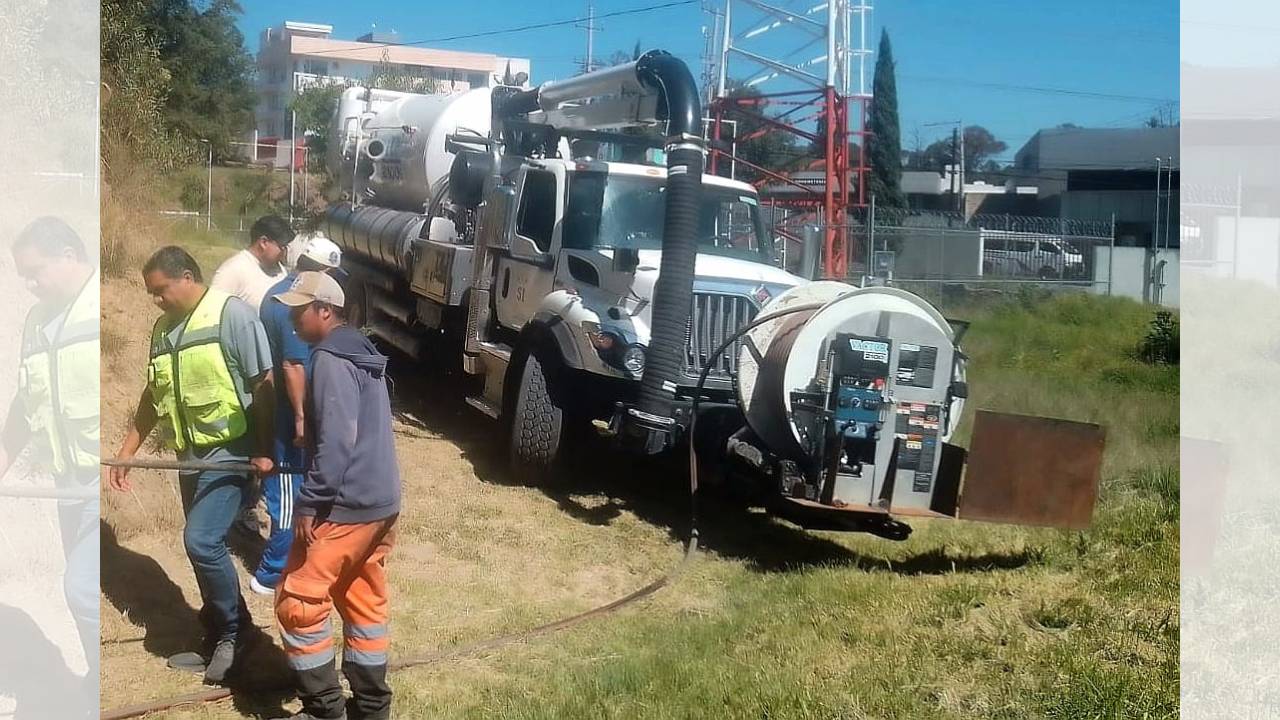 Con camión váctor, ayuntamiento de Tlaxcala interviene la infraestructura del Cobat Plantel 01 para prevenir riesgos sanitarios